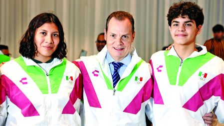 Los abanderados Ariadna Chávez y Daniel Saborio, junto a Olegario Vázquez Aldir. Ciudad de MÈxico a 17 de Octubre del 2026 PresentaciÛn de la delegaciÛn mexicana a los juegos de la juventud DAKAR 2026. Asistio Ariadna Chavez, licenciado Olegario Vazquez Aldir, Daniel Saborio, se llevÛ a cabo en el Hotel Camino Real.Foto Mateo Reyes Arellano