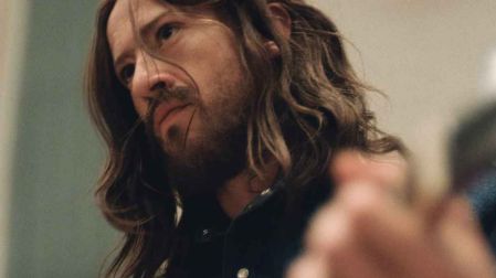 Joseph Quinn como George Harrrison