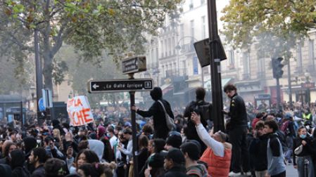Un grupo de manifestantes recorre uno de los grandes bulevares de París.