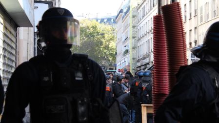 Manifestantes encapsulados por un cordón policial en París.