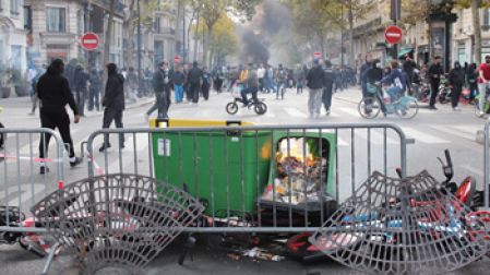 El humo de las barricadas cubre una calle de París.