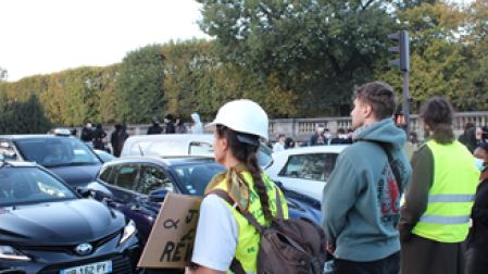 Manifestantes bloquean la calle de Rivoli.