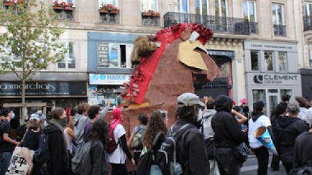 Un caballo de Troya casero, obra de alumnos de una escuela de artes plásticas, avanza entre la multitud.
