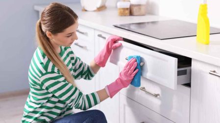 Cómo limpiar los gabinetes de la cocina