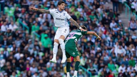 Santiago Homenchenko durante el partido entre Querétaro y Santos