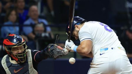 Jonathan Aranda se fue de 4-0 y recibió un pelotazo en la noche en que los Rays conquistaron el campeonato de la Liga Americana.