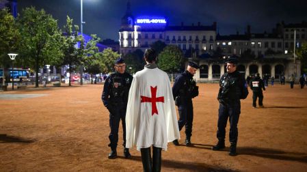 El estallido de violencia se produjo en el marco de una multitudinaria protesta contra el alto costo de la vida convocada el sábado a través de las redes sociales.