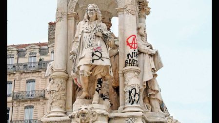Monumentos en Francia vandalizados con grafiti por protestas de jóvenes.