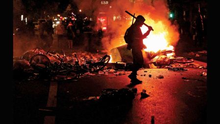 Un joven francés cerca de un incendio tras protesta por encarecimiento de la vida.