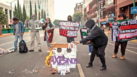 Familiares de Miguel Ángel, persona fallecida en Axe Ceremonia, protestando.