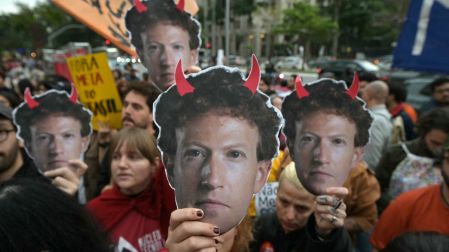 Partidarios de Luiz Inácio Lula da Silva sostienen máscaras que representan al director ejecutivo de Meta, Mark Zuckerberg