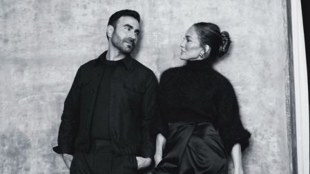 Jennifer Lopez y Brett Goldstein posan juntos en una fotografía en blanco y negro, vestidos de negro y mirándose de frente.