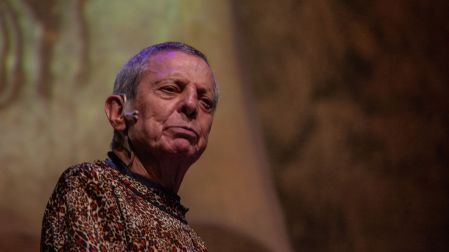 A César Bono le fue extirpado un tumor de un párpado.