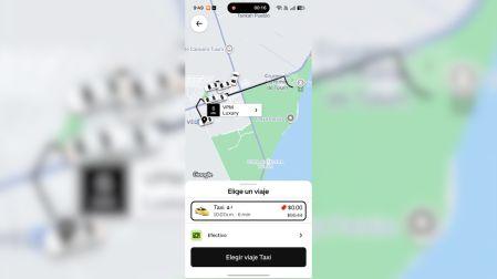 Captura de pantalla de aplicación de transporte mostrando el mapa de Tulum y una tarifa de taxi de hasta 90.44 pesos.