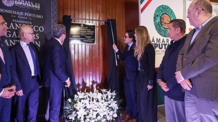 Legisladores develan la placa que nombra la Sala de Conferencias Francisco Garfias Antolín en la Cámara de Diputados.