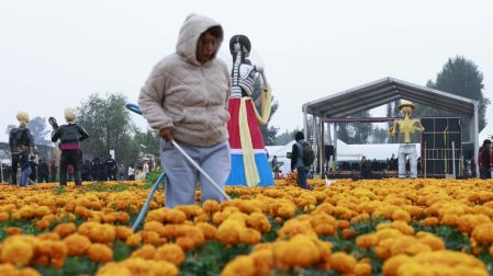 Brugada destacó que la derrama productiva beneficia directamente a 597 agricultores de la zona chinampera