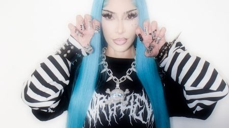Kim apostó por una peluca azul, uñas metálicas y accesorios góticos para convertirse en su hija.