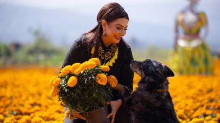 Clara Brugada visita a productores de flor de cempasúchil de la CDMX