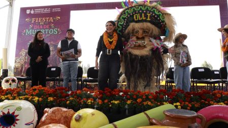 Clara Brugada visita a productores de flor de cempasúchil de la CDMX