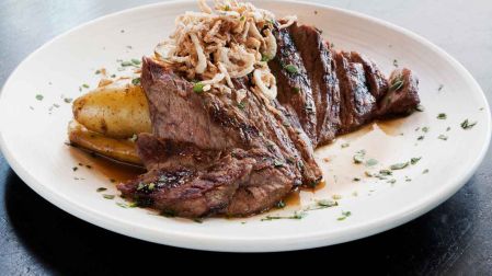 Bistec encebollado con papas