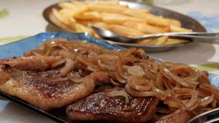 Receta de bistec encebollado