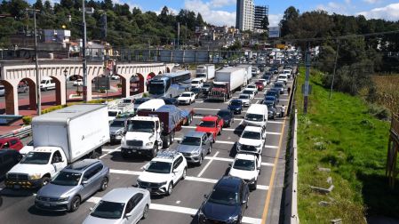 Las filas en ambos carriles, tanto en dirección a la Ciudad de México como a Toluca, son largas debido al bloqueo