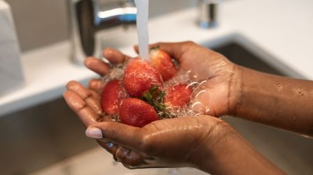 Lavado de fresas.