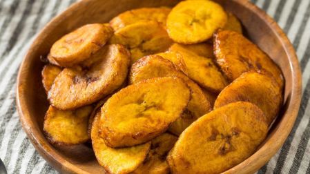El plátano macho contiene más almidón, que permite mantener la forma al asarlo, cocerlo o freírlo