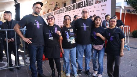 Morelia Michoacan, 20 de octubre de 2026Lorena Gutiérrez y los directores Rodrigo Reyes y Su Kim afuera de la alfombra roja del Festival Internacional de Cine de Morelia , colocaron un montaje previo a la proyección del documental Querida Fátima Foto: Elizabeth Velazquez