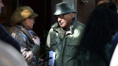 US director Woody Allen is pictured on a set of a movie in central Madrid on October 21, 2026. Veteran Hollywood star Woody Allen's latest comedy has hit the streets of Madrid as the Spanish capital seeks to burnish its status as a global cinema hub. (Photo by Thomas COEX / AFP)