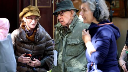 US director Woody Allen (C) is pictured on a set of a movie in central Madrid on October 21, 2026. Veteran Hollywood star Woody Allen's latest comedy has hit the streets of Madrid as the Spanish capital seeks to burnish its status as a global cinema hub. (Photo by Thomas COEX / AFP)
