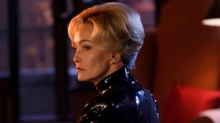 Jessica Lange con cabello rubio corto y vestuario negro brillante en una escena de American Horror Story.