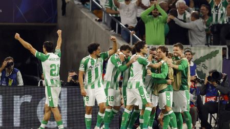 Jugadores del Betis celebrando el gol de Isco en Champions