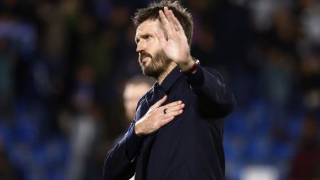 Michael Carrick pidiendo disculpas a la afición del United tras la goleada en Champions