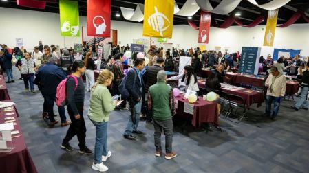 Las autoridades destacaron que la feria también fue concebida como una herramienta integral de apoyo social