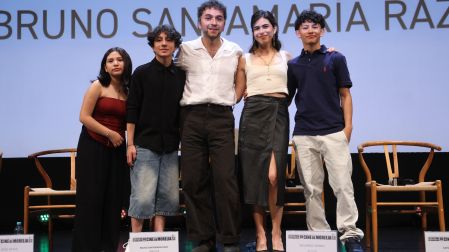 Elenco de la película Seis meses en el edificio rosa con azul, de Bruno Santamaría. En la imagen Valeria Venegas, actriz; Jade Reyes, actor; Bruno Santamaría Razo, director; Sofia Espinosa, actriz y Eduardo Gomez, actor.