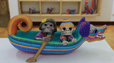 Un par de calaveras de copal se embarcaron rumbo al Mictlán.