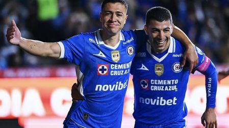 Montaño y Lira festejan el gol de la victoria ante Pachuca