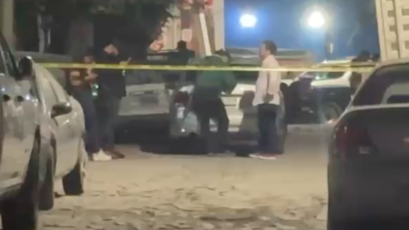 Autoridades de Zapopan investigan el homicidio de dos hombres localizados sin vida sobre sus camas dentro de una casa rentada por aplicación de hospedaje.