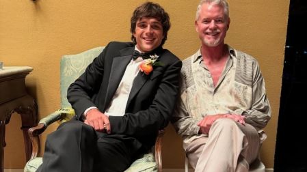 Jacob Elordi con esmoquin negro y Eric Dane con camisa clara, sentados juntos y sonrientes durante un encuentro.