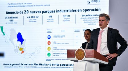 David O’Donnell de AMPIP presenta las cifras de inversión y empleos de los 20 nuevos parques industriales ante la Presidenta Claudia Sheinbaum.