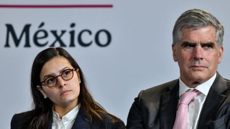 Ximena Escobedo de la Secretaría de Economía y David O’Donnell de AMPIP durante el anuncio de nuevos parques industriales en México.
