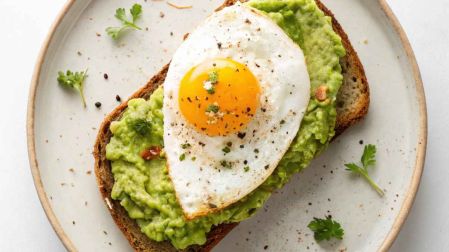 Receta de avocado toast con huevo