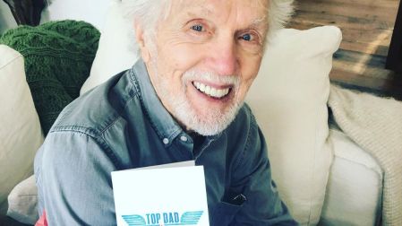 El actor estadounidense Tom Skerritt falleció por causas naturales a los 93 años, dejando una extensa carrera en cine y televisión.