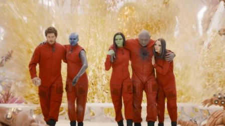 Chris Pratt como Star-Lord camina junto a Nebula, Gamora, Drax y Mantis, vestidos de rojo en Guardianes de la Galaxia Vol. 3.