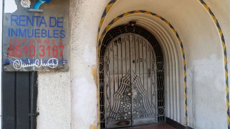 CIUDAD DE MÉXICO, 15FEBRERO2026.- Vecinos del Edificio Isabel de Tacubaya, ubicado en avenida Revolución 119-121, se manifestaron colocando mantas en la fachada del inmueble con las leyendas; ¡No a la gentrificación! y ¡No al desalojo!, como parte de su denuncia de que la Fundación Mier y Pesado, quien se acredita como apoderada del edifico esta subiendo indiscriminadamente las rentas, de tal forma que los inquilinos que han vivido por muchos años en este sitio no las pueden costear. Señalaron que se trata de un plan para construir departamentos más pequeños con rentas altas, pensadas para extranjeros o personas con un alto nivel adquisitivo, desplazando de esta forma a personas que tienen décadas habitándolo. Algunos de los inquilinos que han sido afectados por el alza de las rentas pidieron la intervención del gobierno local para evitar lo que se trata a todas luces de un desalojo disfrazado. FOTO: MOISÉS PABLO/CUARTOSCURO.COM