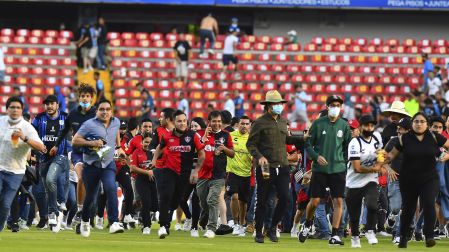 Afición de Querétaro ataca a afición de Atlas en el Estadio Corregidora<br><br>Fans o Aficion invaden la cancha durante el partido Queretaro vs Atlas, correspondiente a la jornada 09 del Torneo Clausura Grita Mexico C22 de la Liga BBVA MX, en el Estadio La corregidora, el 05 de Marzo de 2022.