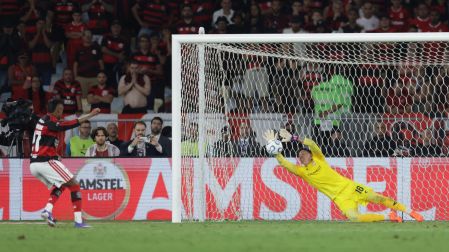 Fernando Muslera ataja tres penales en Semifinales de la Copa Libertadores