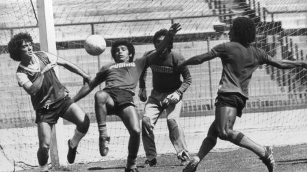 Siempre el remate inverosímil, siempre la chilena que sorprende, desde joven Hugo la hizo parte de su rutina.