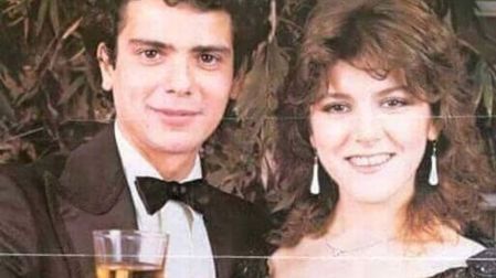 Viridiana Alatriste, hija de Silvia Pinal, sonríe junto a un hombre de traje negro mientras ambos sostienen copas.